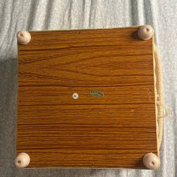 🧵 Vintage Wicker Sewing Basket with Winter Scene Lid 🎨 - Picture 5 of 8